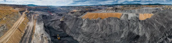 Видобуток вугілля відкритий котлован шахти повітряний чорний — стокове фото