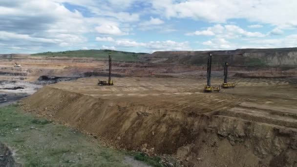 Minería de carbón mina a cielo abierto aérea negro — Vídeos de Stock