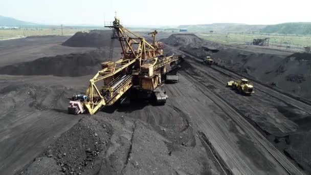 Видобуток вугілля відкритий котлован шахти повітряний чорний — стокове відео