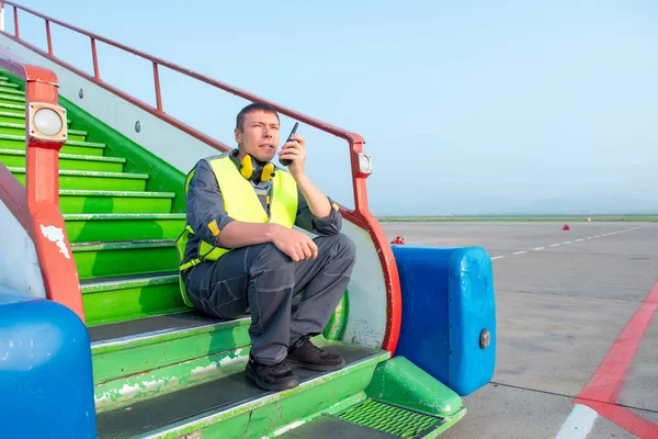 Аэропорт работник радио координаты управления лестница терминала — стоковое фото