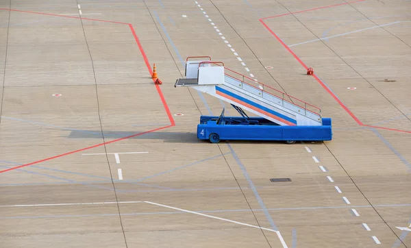 Σκάλα εξοπλισμού αεροδρομίου μόνο αεροδρόμιο καθυστέρηση κανείς δεν — Φωτογραφία Αρχείου