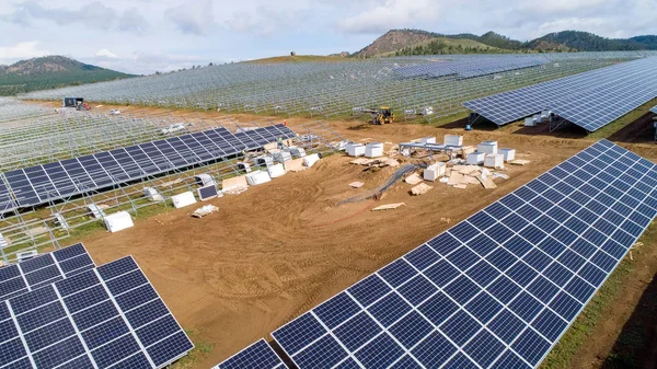 Zonnepaneel energie elektriciteit bouw installatie gebouwd — Stockfoto