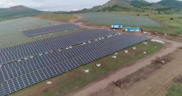 Zonnepaneel energie elektriciteit bouw installatie gebouwd — Stockvideo