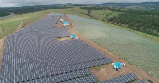 Solární elektrická elektroenergetická výstavba Vestavěná — Stock video