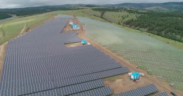 Zonnepaneel energie elektriciteit bouw installatie gebouwd — Stockvideo