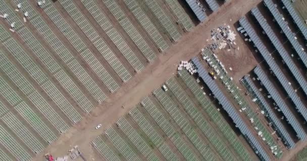 Zonnepaneel energie elektriciteit bouw installatie gebouwd — Stockvideo