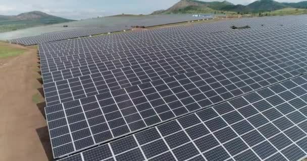 Solar Panel energii elektrycznej budowy instalacji budowlanych zbudowany — Wideo stockowe