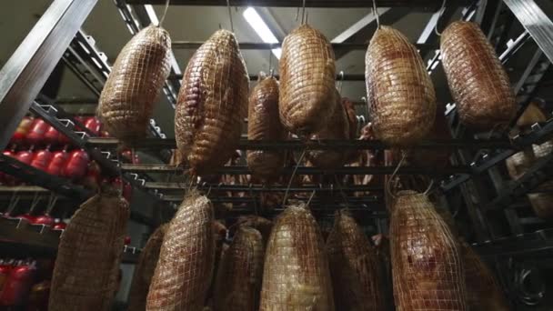 Húsipari termelés lógó füstölt darab sertés — Stock videók