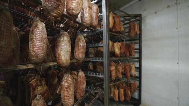 Producción de la fábrica de carne colgar pedazo de cerdo ahumado — Vídeos de Stock