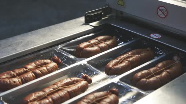 Línea de producción de la industria de la fábrica de carne transportadora de salchichas — Vídeos de Stock