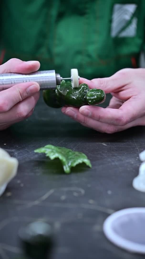 Processo di produzione di gioielli verticali in pietra verde — Video Stock