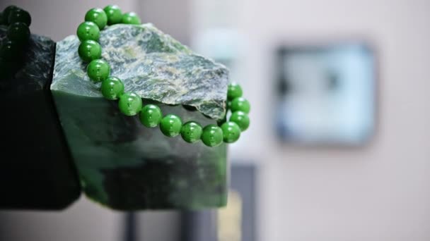 Jóia de produto de nefrite de pedra verde vertical — Vídeo de Stock