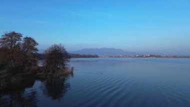 Varese Gölü 'nün insansız hava aracıyla manzarası