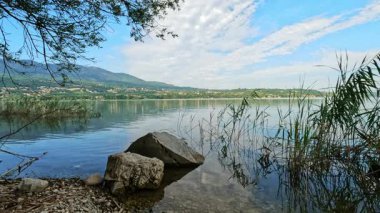 Varese Gölü kıyısında sakin bir öğleden sonra