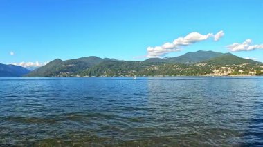 Maggiore Gölü kıyısında dalgalar