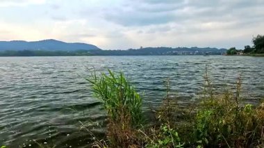 Sahilden Maggiore Gölü manzarası