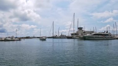 Liguria 'daki Loano limanında tekneler.