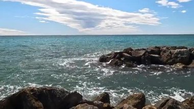 Liguria 'da dalgalar kayalara çarpıyor.