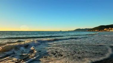 Dalgalar Liguria sahiline çarpıyor.