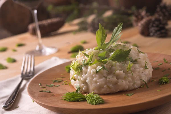 Risotto Med Pärla Som Passar Och Levisticum Selleri Ett Bord — Stockfoto