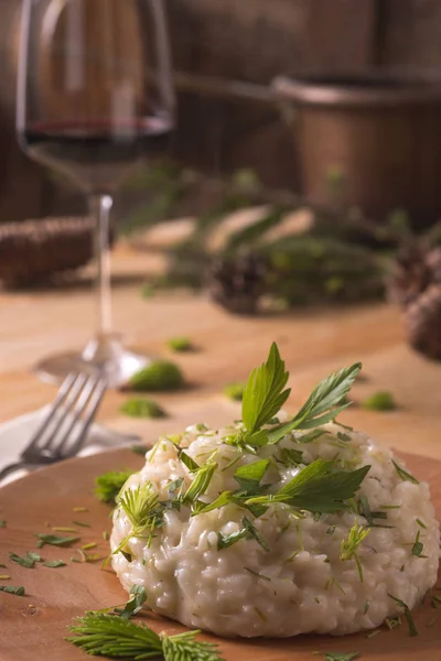 Risotto Med Pärla Som Passar Och Levisticum Selleri Ett Bord — Stockfoto