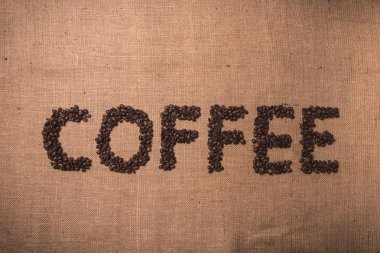 kahve kelime tost kahve çekirdekleri ile üstten görünüm kompozisyon yazılı