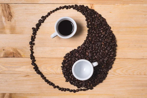 Ying Yang Kaffeekomposition Mit Espresso Kaffeetasse Auf Holztisch — Stockfoto