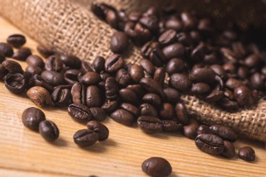 tost kahve çekirdekleri yayılmış juta çanta ile masada