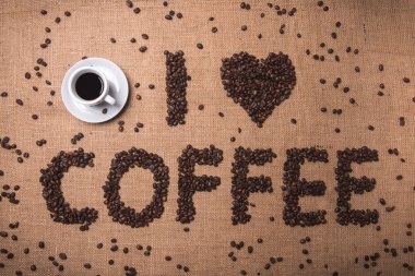 Ben tost kahve çekirdekleri ile üstten görünüm kompozisyon üzerinde yazılı kahve sever