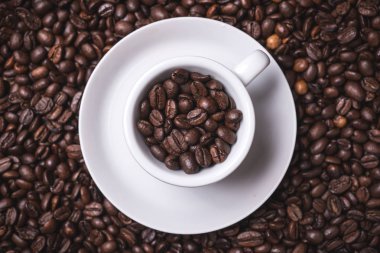 üstten görünüm kahve fincanı fille dwith kahve çekirdekleri arka plan üzerinde