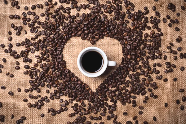 Herzförmige Kaffeebohnen Auf Juta Textil — Stockfoto