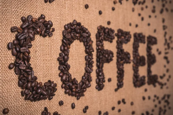 Kaffee Wort Geschrieben Mit Gerösteten Kaffeebohnen Auf Draufsicht Zusammensetzung — Stockfoto