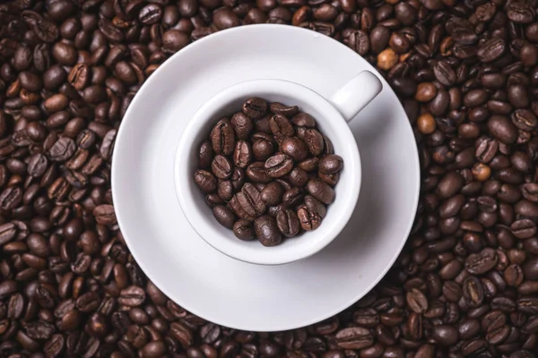 üstten görünüm kahve fincanı fille dwith kahve çekirdekleri arka plan üzerinde