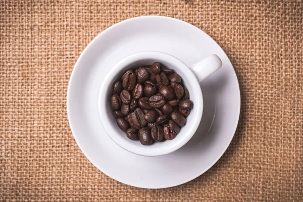 Von Oben Kaffeetasse Fille Dwith Kaffeebohnen Auf Hintergrund — Stockfoto