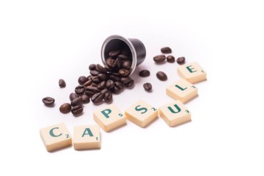 bir beyaz arka plan kompozisyonu Scrabble harf ile yazılmış kapsül