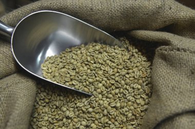 juta Tekstil çanta kompozisyon üzerinde taze kahve çekirdekleri