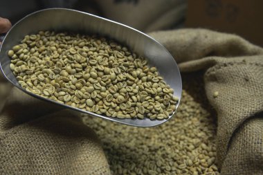 juta Tekstil çanta kompozisyon üzerinde taze kahve çekirdekleri
