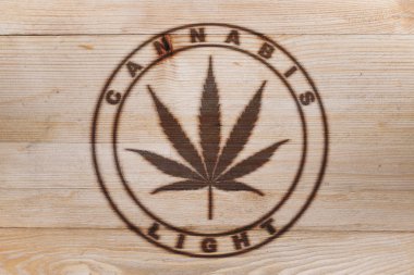 Esrar esrar esrar hafif ateş ahşap tahta üzerinde logo markalı