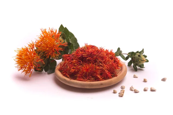 Aspir latin adı Carthamus tinctorius veya sahte safran beyaz bir arka plan üzerinde