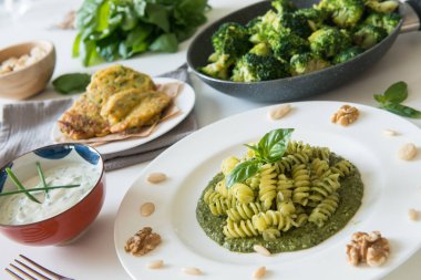 Vegan lungh pesto düdük, kabak krep, yoğurt krem ve ıspanak ile tamamlamak