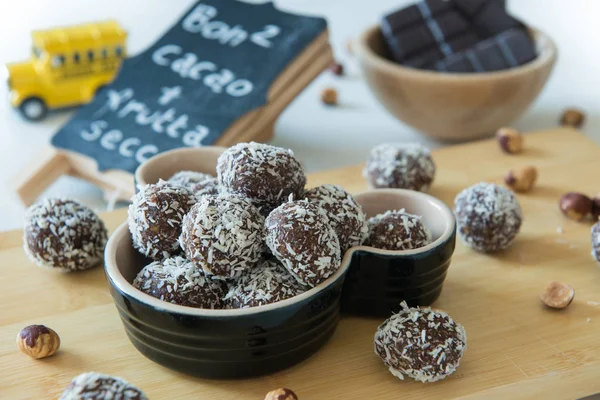 Sweet Datum Chokladbollar Med Kokosnötter Färgglada Stilleben Mat Sammansättning — Stockfoto