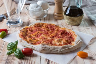 Yarı pişmiş sossuz pizza natürmort gıda kompozisyon üzerinde