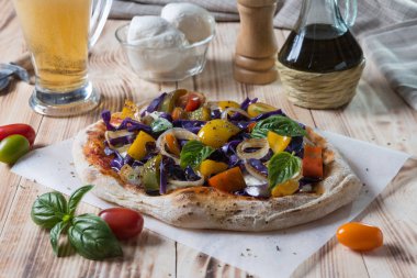 Romana pizza natürmort gıda kompozisyon üzerinde kürek üzerinde renkli