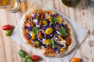 Romana pizza natürmort gıda kompozisyon üzerinde kürek üzerinde renkli