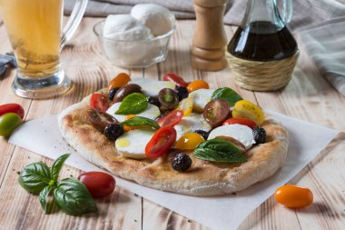 Romana pizza natürmort gıda kompozisyon üzerinde kürek üzerinde renkli