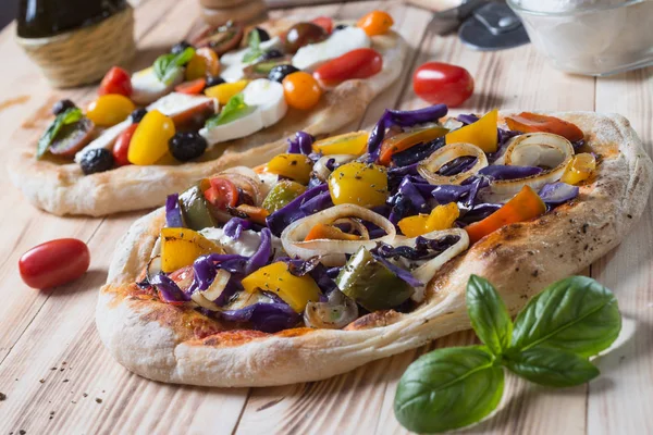 Romana pizza natürmort gıda kompozisyon üzerinde kürek üzerinde renkli