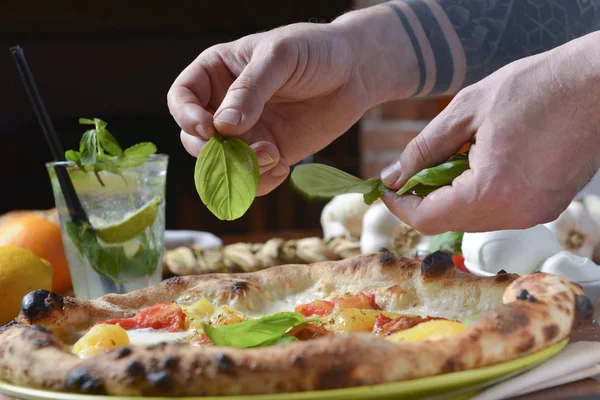 Condimento Pizza Dopo Cottura Mettendo Foglie Basilico Fresco Con Mani — Foto Stock