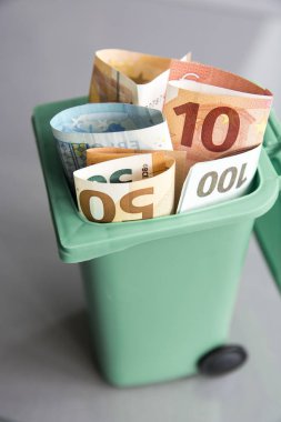 Euro para: banknot ve madeni paraların çöp kutusu içinde closeup.