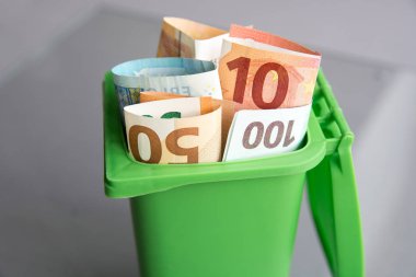 Euro para: banknot ve madeni paraların çöp kutusu içinde closeup.