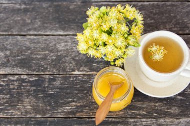 Ihlamur çiçek, bitkisel ilaçlar, bal ve limon ile sağlıklı çay. alternatif veya tamamlayıcı tıp, geleneksel tıp. yumuşak odak resim 